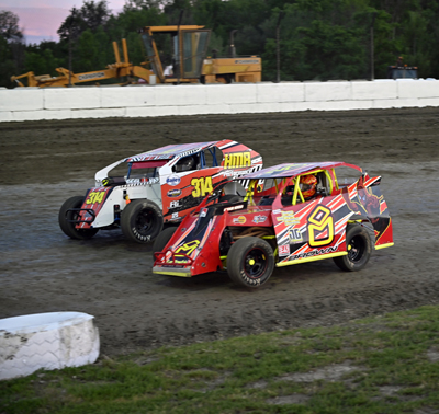 Nick Mallette(314) battles Harley Brown(8) in the Modified Lites A Main