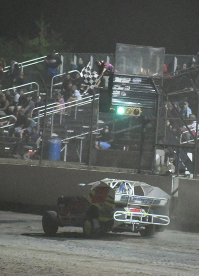 Nick Heywood (29) wins the Crossroads Tobacco Sportsman Modifieds A Main