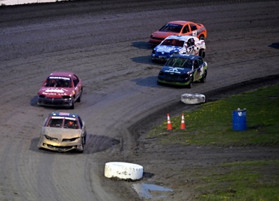 Francis White (100) leads the pack in his win in the Bandits A Main