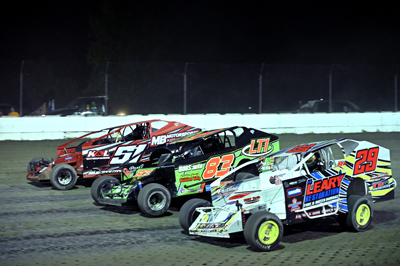 Nick Heywood (29) leads the pack in a three way battle in Crossroads Tobacco Sportsman Modifieds A M